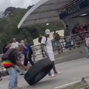Roda do ônibus soltou no momento em que a mulher desembarcava de uma motocicleta - Foto: Reprodução