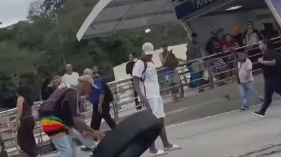Roda do ônibus soltou no momento em que a mulher desembarcava de uma motocicleta - Foto: Reprodução