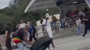 Roda do ônibus soltou no momento em que a mulher desembarcava de uma motocicleta - Foto: Reprodução