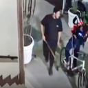 Para eles, Cláudio Rafael Landeiro tinha furtado a bicicleta - Foto: Reprodução