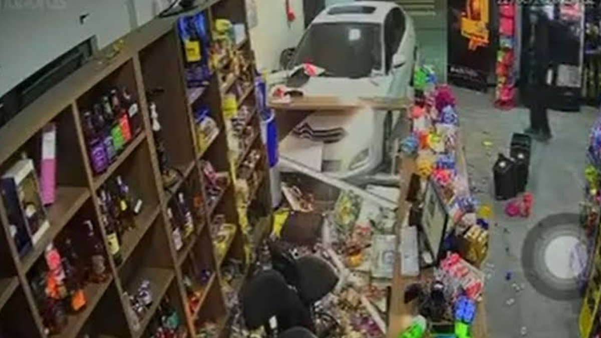 VÍDEO mostra carro desgovernado invadindo loja de bebidas em SC