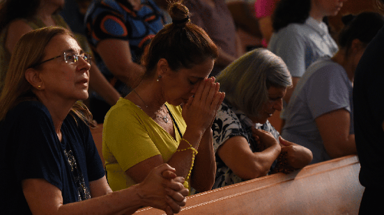 Sete em cada dez pessoas ouvidas (74%) concordam que Deus faz as pessoas serem melhores - Foto: Foto: Daniel Xavier/Canção Nova