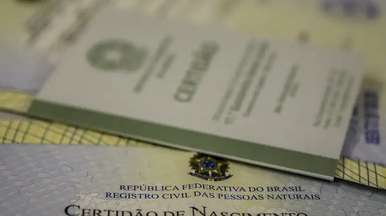 O reconhecimento pode ser feito a qualquer momento da vida, para garantir direitos como herança, pensão e benefícios previdenciários. - Foto: Agência Brasil