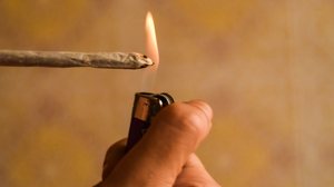 Cigarro de maconha - Karime Xavier / Folhapress