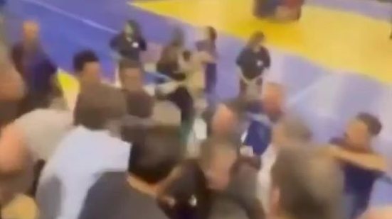 Confusão no Campeonato Brasileiro de Clubes Infantil Feminino de Handebol, que está sendo sediado na capital alagoana - Reprodução / Redes sociais