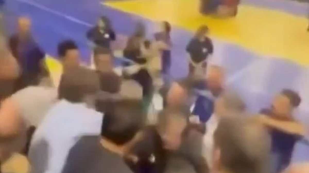 Diretor diz que arremessou cadeira para acabar com briga em competição de handebol infantil: \u0022Ato impensado\u0022