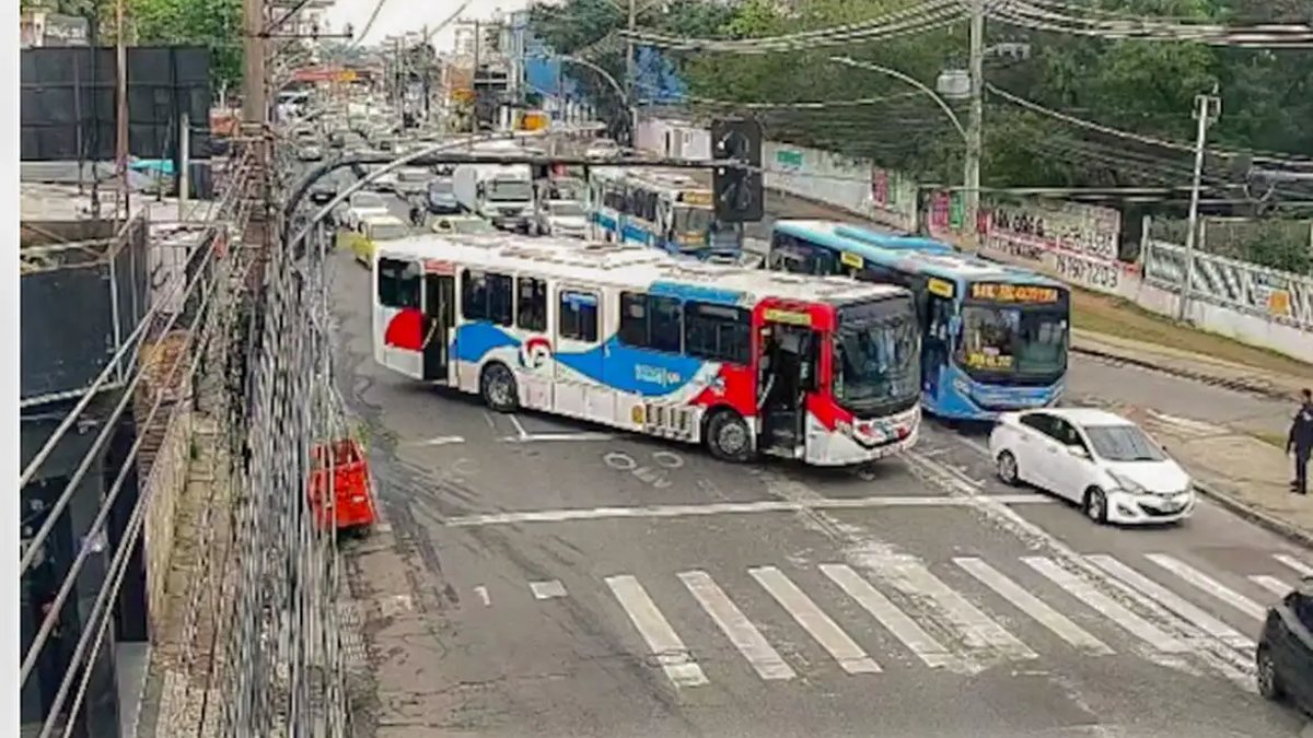 Criminosos usam ônibus em barricadas contra operação policial no Rio