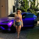 A advogada e influencer Deolane Bezerra, investigada por ligação com PPC, em frente a uma Lamborghini Urus Performante - Reprodução / Instagram / Deolane Bezerra