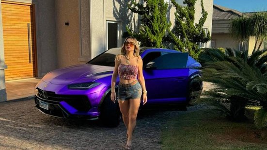 A advogada e influencer Deolane Bezerra, investigada por ligação com PPC, em frente a uma Lamborghini Urus Performante - Reprodução / Instagram / Deolane Bezerra
