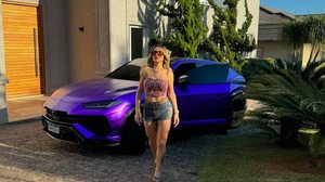 A advogada e influencer Deolane Bezerra, investigada por ligação com PPC, em frente a uma Lamborghini Urus Performante - Reprodução / Instagram / Deolane Bezerra
