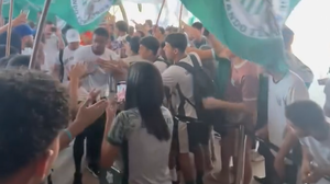 Imagem Torcida do Uberlândia faz festa antes de embarcar para decisão com o CSA