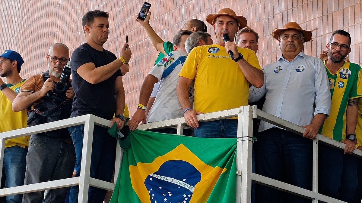 \u0022Nordeste merece mais do que programas sociais\u0022, diz Flávio Bolsonaro ao desembarcar em Maceió