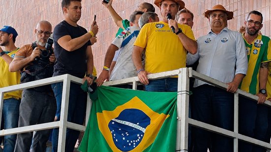 Imagem "Nordeste merece mais do que programas sociais", diz Flávio Bolsonaro ao desembarcar em Maceió