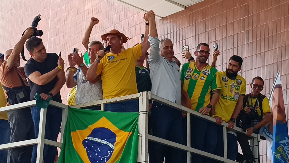 Bolsa Família, Segurança Pública e Jair Bolsonaro: veja pontos do discurso de Flávio para apoiadores ao chegar a AL