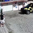 Imagem Imagens impressionantes: homem com bebê no colo quase é atingido por veículos em perseguição em Rio Largo