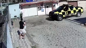 Imagem Imagens impressionantes: homem com bebê no colo quase é atingido por veículos em perseguição em Rio Largo