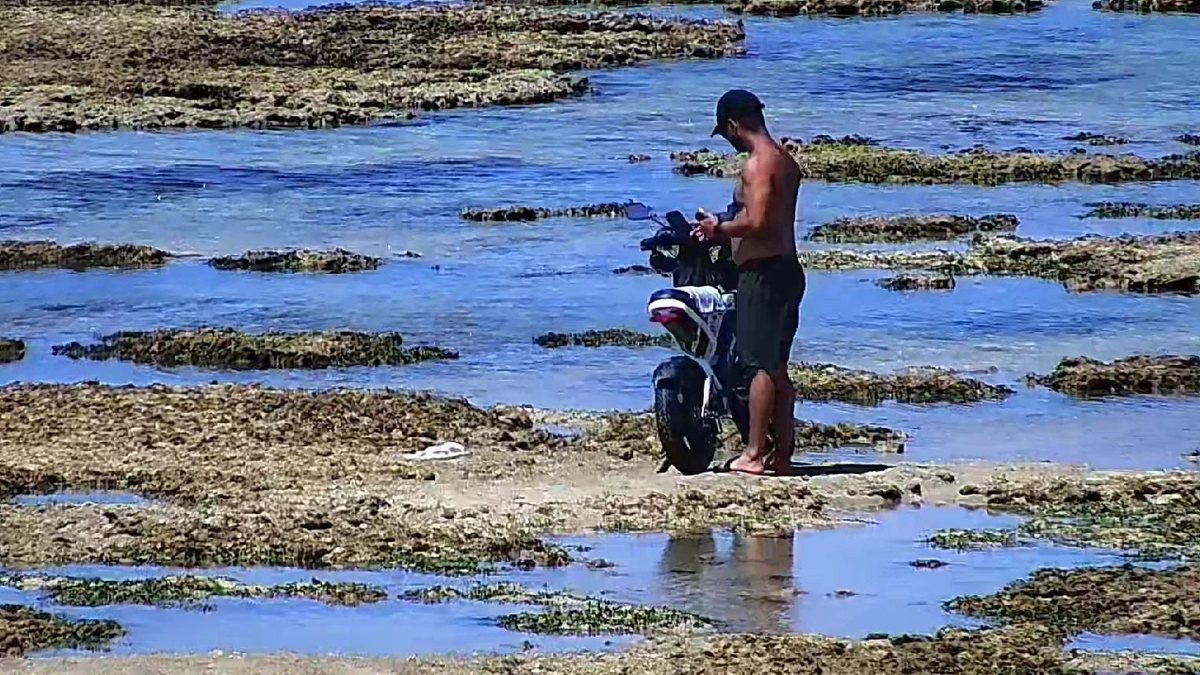 Homem é detido após trafegar com moto elétrica sobre corais na Ponta Verde