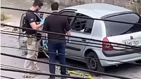 Oficiais do Instituto de Criminalística fazem a perícia do carro onde foram encontradas as duas meninas, de 3 e 5 anos, próximo ao terminal Varginha, na zona sul de São Paulo - Reprodução