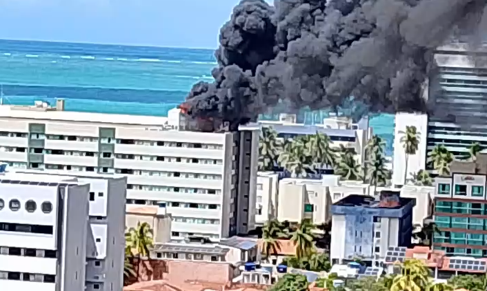 "Todo mundo foi descendo correndo": turista relembra tensão durante fogo em hotel na orla de Maceió