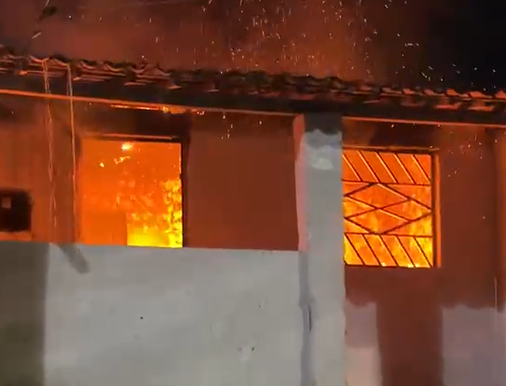 VÍDEO: incêndio consome todos os cômodos de imóvel, na Grande Maceió