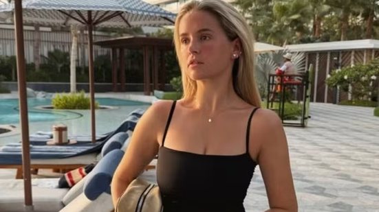 Imagem Influencer se assusta e engasga ao ter refeição atacada por pássaro em hotel de Dubai