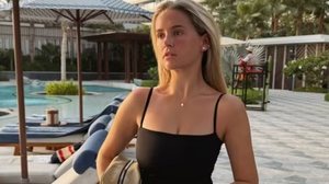 Imagem Influencer se assusta e engasga ao ter refeição atacada por pássaro em hotel de Dubai