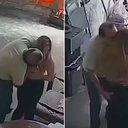 Imagem Maestro de orquestra é flagrado apalpando cantora após ela sair de banheiro; assista