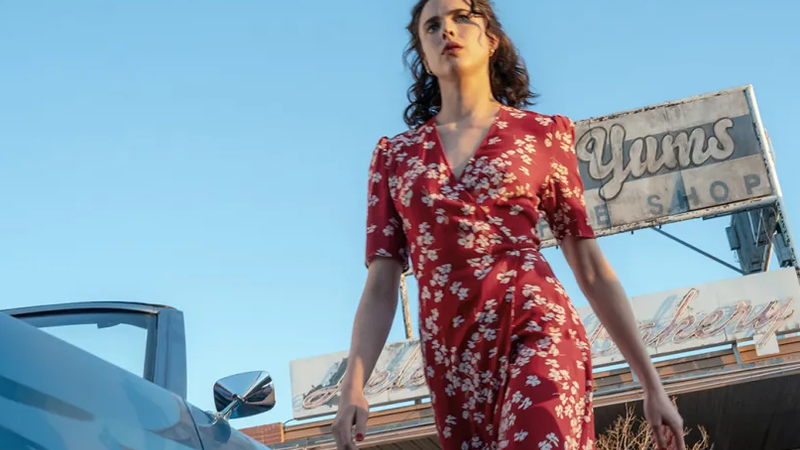 Você usaria? Sandália sem sola da Chanel é usada por estrela de Hollywood