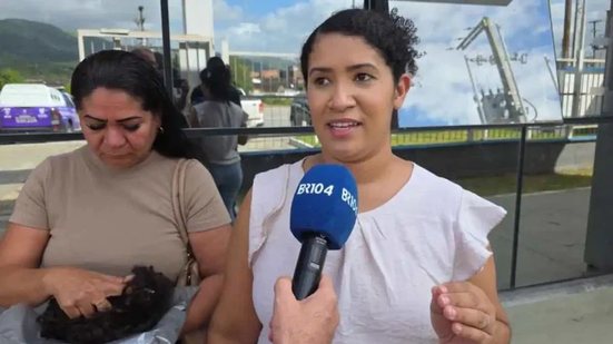 Maysa (à direita), mãe da menina atacada em União dos Palmares. Cabelo da menina foi cortado com uma faca pela mulher, que foi presa em flagrante - Izael Nascimento / BR104