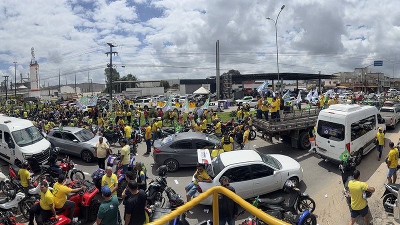 Flávio Bolsonaro mobiliza apoiadores em motociata pelas ruas de Arapiraca