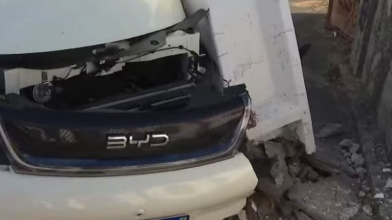 Motorista de aplicativo perde o controle de carro e bate em poste no bairro do Farol