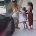 Motorista perde controle e atropela mulher com criança no colo, no Farol - Reprodução