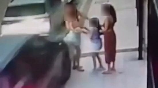 Motorista perde controle e atropela mulher com criança no colo, no Farol - Reprodução