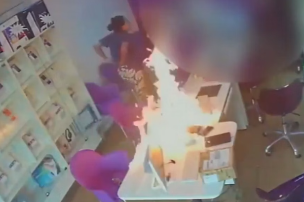 Vídeo: mulher incendeia loja de telefonia após funcionária se relacionar com o ex dela
