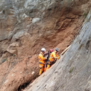 Imagem Mulher é resgatada de fenda entre pedras após ficar presa em área de mirante