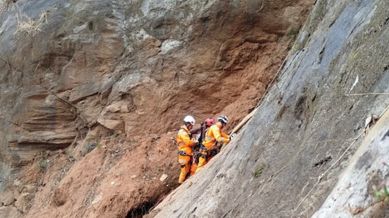 Imagem Mulher é resgatada de fenda entre pedras após ficar presa em área de mirante