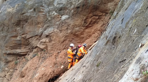 Imagem Mulher é resgatada de fenda entre pedras após ficar presa em área de mirante
