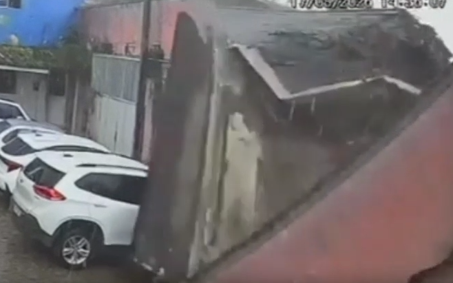 VÍDEO: parede de prédio desaba sobre carro durante chuva em Alagoas