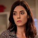 Imagem Em Iludida, Asya recebe nova prova da traição e Mert se oferece para ajudá-la