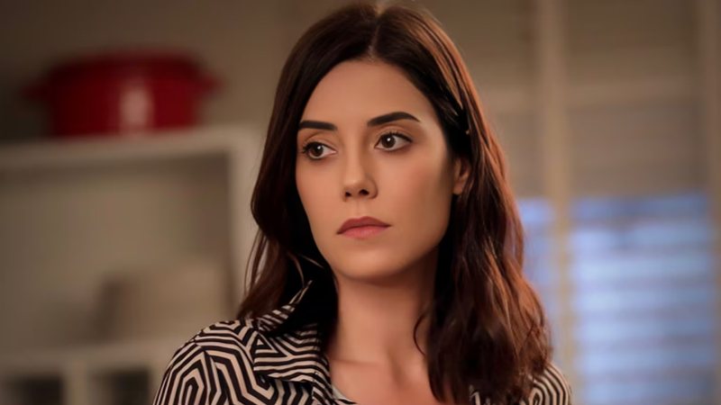 Em Iludida, Asya recebe nova prova da traição e Mert se oferece para ajudá-la