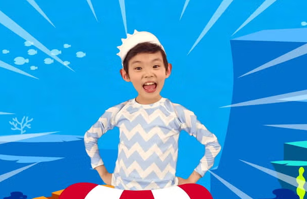 Garoto do 'Baby Shark' cresceu e mudou muito 10 anos após vídeo viral