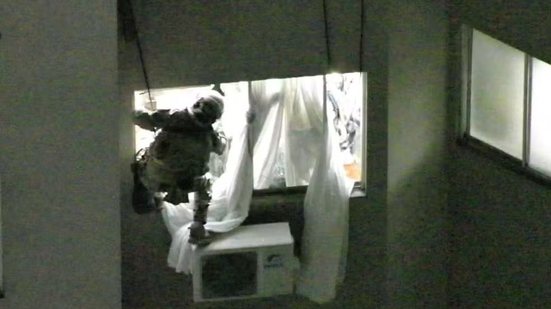 Policiais usam rapel para resgatar casal de idosos feito refém em apartamento - PM-PR