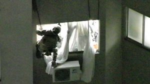 Policiais usam rapel para resgatar casal de idosos feito refém em apartamento - PM-PR