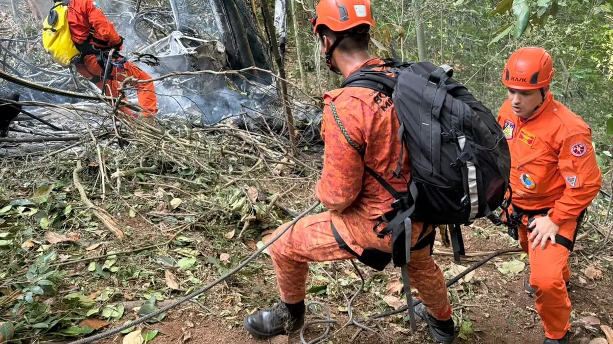 Quatro pessoas morrem em queda de helicóptero no Rio de Janeiro