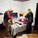 Policiais paraguaios na casa, na cidade de Pedro Juan Caballero, onde o recém-nascido de 26 dias foi encontrado após ser sequestrado em Campo Grande, em Mato Grosso do Sul - Divulgação / Polícia Civil MS