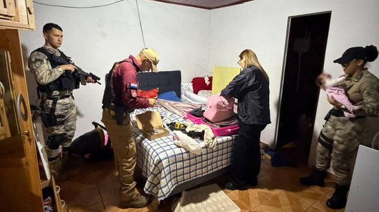 Policiais paraguaios na casa, na cidade de Pedro Juan Caballero, onde o recém-nascido de 26 dias foi encontrado após ser sequestrado em Campo Grande, em Mato Grosso do Sul - Divulgação / Polícia Civil MS