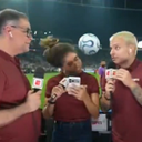 Imagem Vídeo: repórter toma bolada na cabeça ao vivo em jogo do Corinthians na Libertadores
