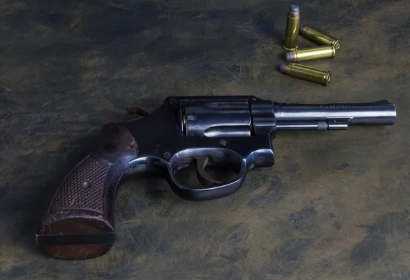 Motorista de aplicativo é preso após exibir arma de fogo dentro de adega em Arapiraca