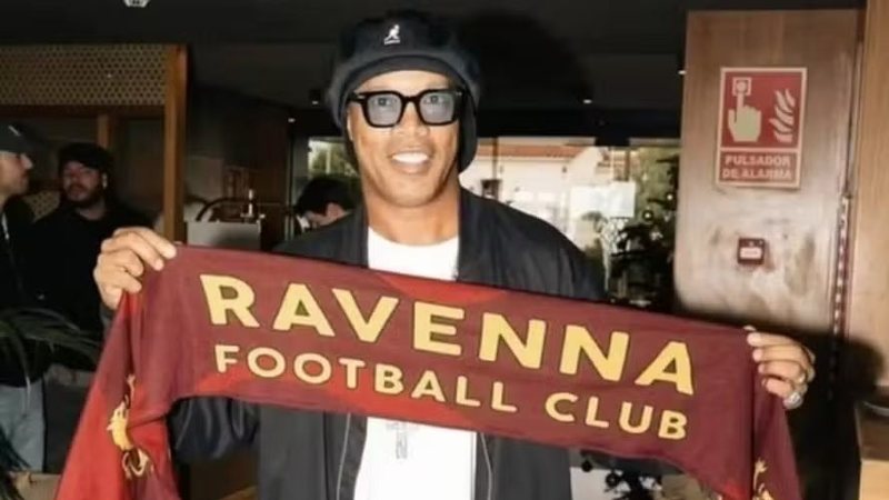 Ronaldinho Gaúcho é apresentado em clube da terceira divisão italiana