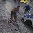 Davi Santos Machado, 21, suspeito de participação no linchamento que matou Cláudio Rafael Landeiro, chega à 12ª DP (Copacabana), no Rio de Janeiro, pedalando a bicicleta usada pela vítima na noite do crime - Divulgação / Polícia Civil RJ